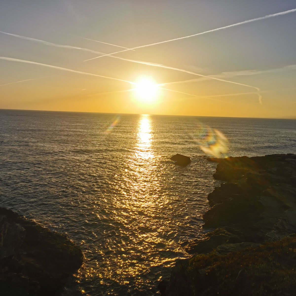 Puesta de sol sobre el mar en la costa de Foz